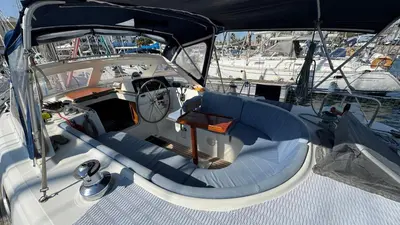a small boat with a seat in the middle at Voilier à quai in Gruissan