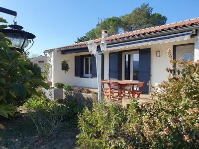 a house with a table and chairs in the yard at Le Gîte Sambacacia in Montazels