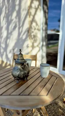 a table with a tea pot and two cups on it at Appartement en maison d'hôtes in Badens