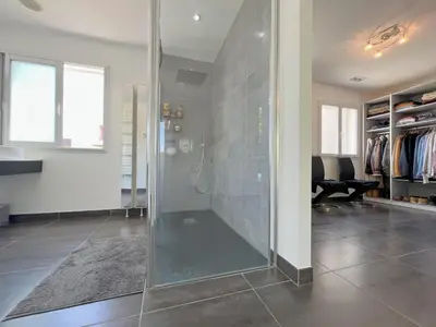 a bathroom with a shower with a glass wall at Villa d'architecte avec piscine chauffée, 4 chambres, à 30 mn Gruissan plage in Sallèles-dʼAude