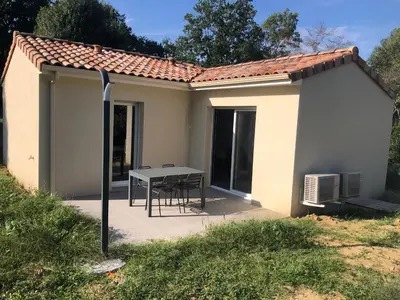 a small house with a table and a patio at Maison d'hôtes à Castres-Saïx in Saix