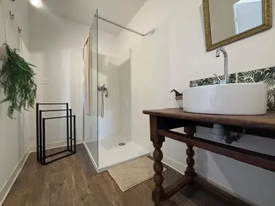 a bathroom with a sink and a shower at Magnifique T3, OU Suite Elégance , à 4 min en voiture des Grands buffets in Narbonne