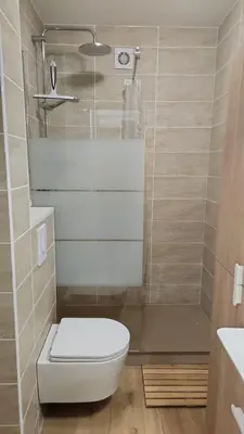 a small bathroom with a toilet and a shower at Appartement confort accès direct plage in Port-la-Nouvelle