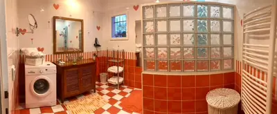 a bathroom with a washer and dryer in a room at Villa Kéona , gîte 5 étoiles avec piscine privée et vue nature in Vingrau