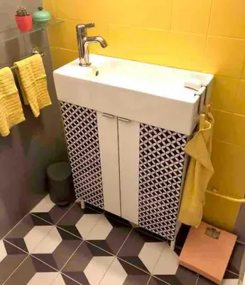 a bathroom with a sink and a tiled floor at Duplex plage des chalets Gruissan plage in Gruissan