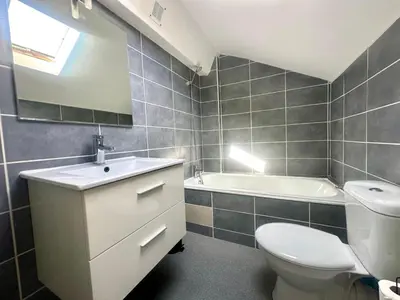 a bathroom with a toilet and a sink and a tub at Cosy Appartement 45 m2 en cœur de ville, proche gare in Narbonne