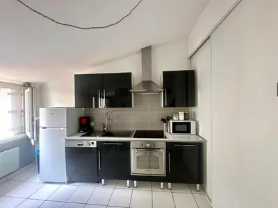 a kitchen with a sink and a refrigerator at Cosy Appartement 45 m2 en cœur de ville, proche gare in Narbonne