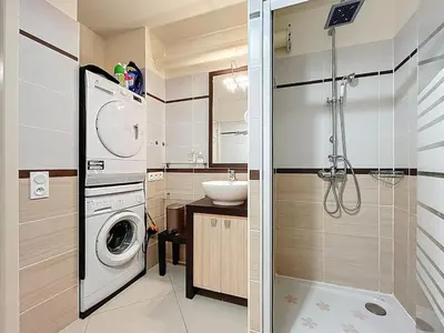 a bathroom with a washing machine and a sink at Le Pech - 6personnes - proche des plages - Clim in Gruissan