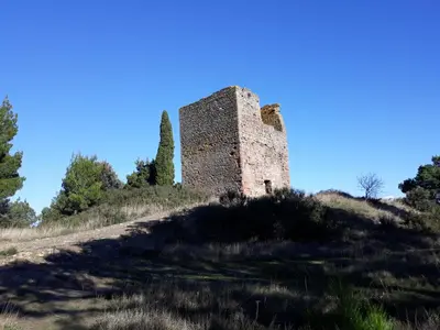 an old tower on top of a hill at Opuntia Teouliero location en Méditerranée in Escales