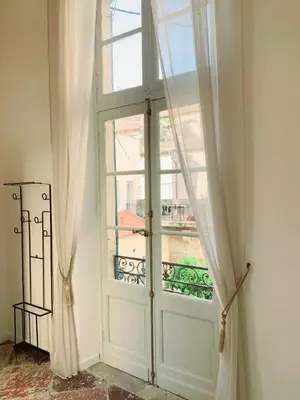 a door in a room with a window at Charmant T2 Narbonne centre in Narbonne