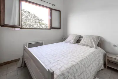 a bedroom with a white bed with a window at La Petite Étoile - Maison 2 Chambres à Quillan in Quillan