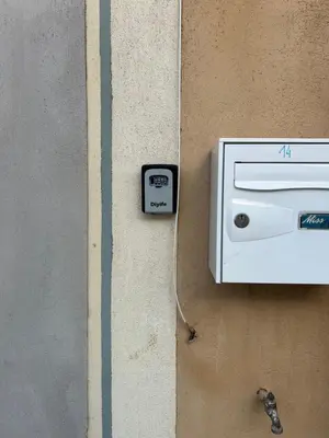an electronic clock on the side of a wall at Les berges de la cité in Carcassonne