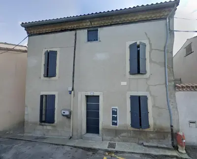 an old house with blue doors and windows at T2 cosy tout équipé, parking et wifi gratuit, Castres in Castres