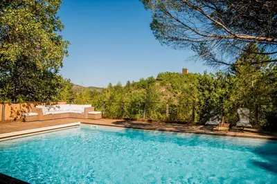 a swimming pool in a yard with a couch and chairs at La Colline aux Oiseaux - Quatre chambres in Fa