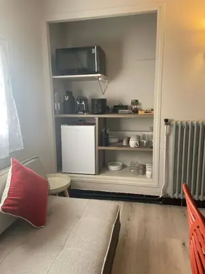 a bedroom with a bed and a green wall at Comme à la maison B and B - 2 chambres et 1 salon in Carcassonne