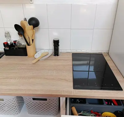 a coffeemaker and a toaster sitting on a shelf at la guitoune du pélican halte à vélo in Puisserguier