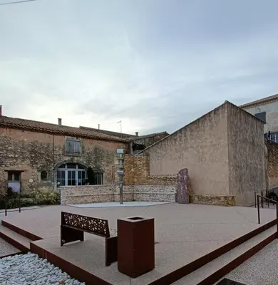 an alley with a large couch in the background at la guitoune du pélican halte à vélo in Puisserguier