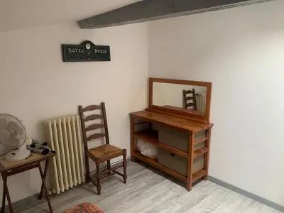 a room with a mirror and a chair and a radiator at appartement T3 duplex centre de Castelnaudary in Castelnaudary