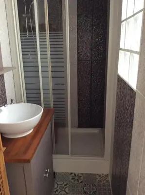a bathroom with a shower and a sink and a tub at appartement T3 duplex centre de Castelnaudary in Castelnaudary