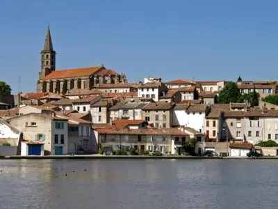 a town on the shore of a body of water at appartement T3 duplex centre de Castelnaudary in Castelnaudary