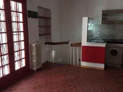 a kitchen with a sink and a washing machine at grand studio avec terrasse centre Castelnaudary in Castelnaudary