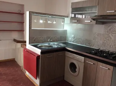 a kitchen with a sink and a washing machine at grand studio avec terrasse centre Castelnaudary in Castelnaudary