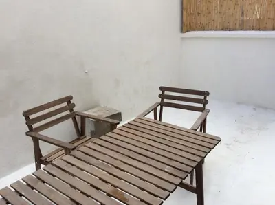 two wooden benches sitting in an empty room at grand studio avec terrasse centre Castelnaudary in Castelnaudary