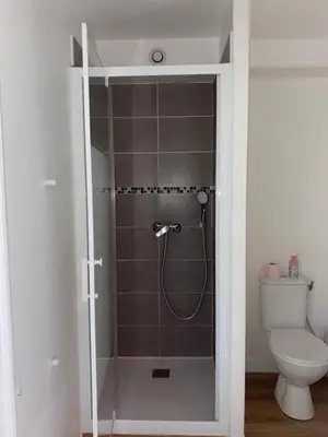 a shower in a bathroom with a toilet at Charmant T2 cosy à Mazamet in Mazamet