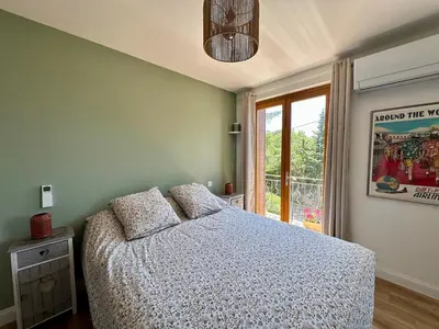a bedroom with a bed and a window at Maison tout confort proche centre avec jardin in Carcassonne