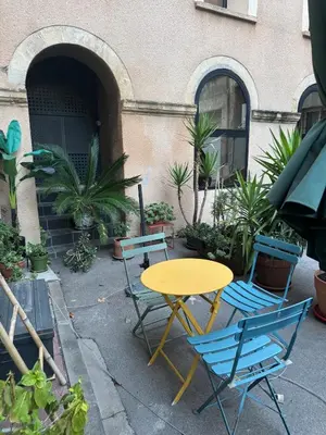 a yellow table and chairs and a table and chairs at Charmant appartement au cœur historique de Narbonne in Narbonne