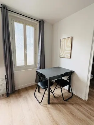 a table and two chairs in a room with a window at Maison indépendante l Climatisation l Extérieur in Castres