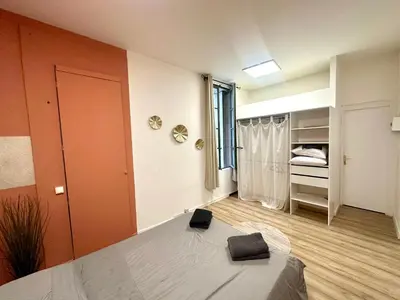 a room with a bed and a bedroom with a closet at Jolie 2 pièces avec terrasse au centre-ville, proche gare in Narbonne