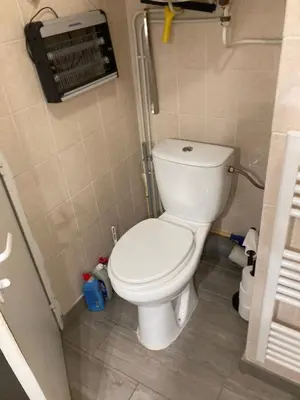 a bathroom with a toilet in a small room at T2 tout confort - Mer à 200 m in Port-la-Nouvelle