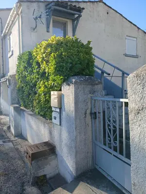a plant in a box on the side of a building at Appartement 2 pièces petit village au calme in Moussoulens