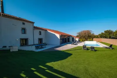 a house with a large yard with a swimming pool at La Borie Lautrecoise - 26 pers - Piscine chauffée & Clim in Jonquières
