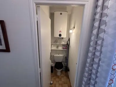 a small bathroom with a toilet in a hallway at Appartement 2 pièces - 5 couchages Port la Nouvelle PN440-023 in Port-la-Nouvelle