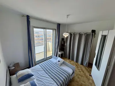 a bedroom with a bed and a large window at Appartement 2 pièces - 5 couchages Port la Nouvelle PN440-023 in Port-la-Nouvelle