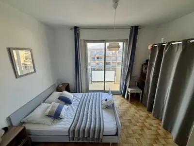 a bedroom with a bed and a large window at Appartement 2 pièces - 5 couchages Port la Nouvelle PN440-023 in Port-la-Nouvelle