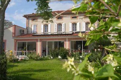 a large house with a lawn in front of it at L'Oustal d'en Paris in Nogaret