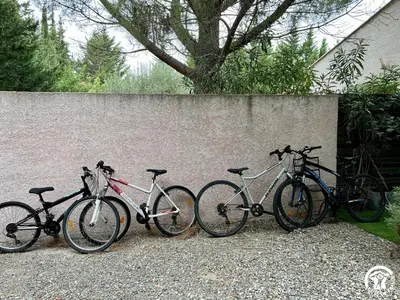 four bikes are parked next to a wall at Le gite du pech de saint jean in La Redorte
