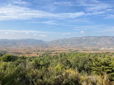 a view of a valley with mountains in the distance at Chambre privée chez l'habitant, Les Maisons de Gaia in Tuchan