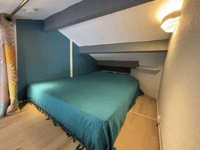 a small room with a green bed in it at Appartement Studio Cabine Mezzanine 4 couchages- PORT-LA NOUVELLE PN290-031 in Port-la-Nouvelle