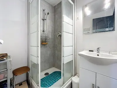 a bathroom with a shower and a sink at Le poli - 6 pers - Centre - vue sur la cathédrale in Narbonne