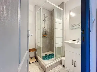 a bathroom with a shower and a toilet and a sink at Le poli - 6 pers - Centre - vue sur la cathédrale in Narbonne