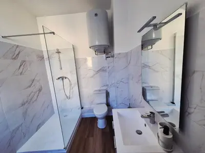 a bathroom with a shower and a toilet and a sink at Cosy studio, centre ville Narbonne in Narbonne