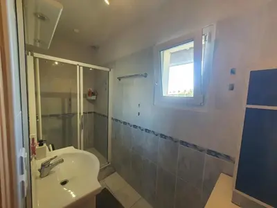 a bathroom with a sink and a shower at Maison confortable à Carcassonne avec jardin privé in Carcassonne
