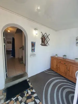 a room with a bathroom with a mirror and a sink at Maison confortable à Carcassonne avec jardin privé in Carcassonne