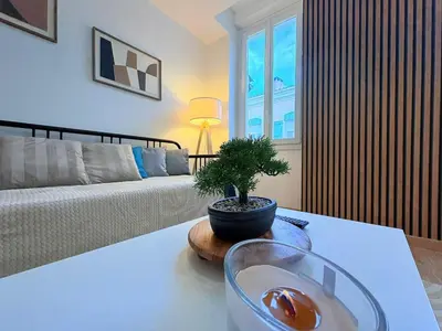 a living room with a table with a plant on it at L'Atelier Bohème - Studio élégant en centre ville in Pamiers
