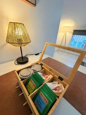 a wooden crate with books on a table with a lamp at L'Écrin Signature, Studio élégant en centre-ville in Pamiers