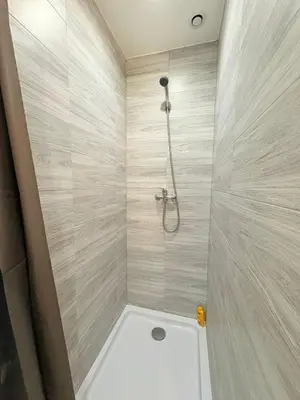 a bathroom with a shower with a tub at L'Écrin Signature, Studio élégant en centre-ville in Pamiers